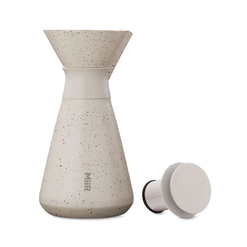 new-standard-carafe-x0 WebPDP-33oz_New_Standard_Carafe_Desert_Tan_Speckle_Studio__CAR1SVOS224_Front_Lid_Staged.jpg